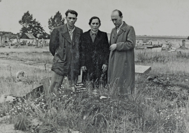 לב, אמו ואחיו לאחר השחרור בבית הקברות ההרוס. צילום: ארכיון יד ושם 