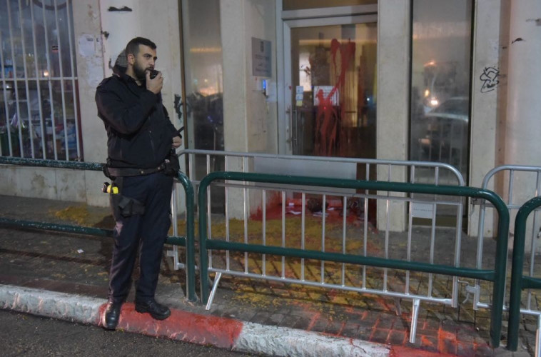 ייתנו עדיפות לחקר המקרה. שוטר בזירת מיצג הזוועה. צילום: אבשלום ששוני