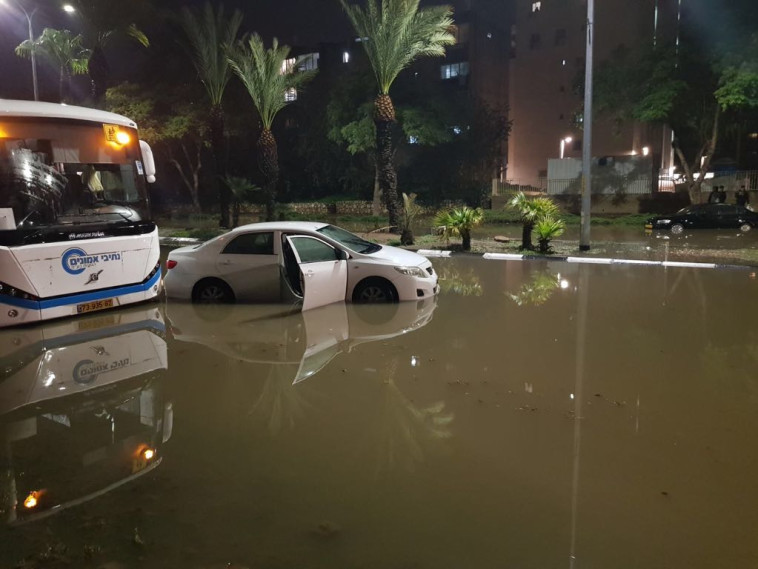 &quot;המים לא אפשרו לצאת מהרכב&quot;. רכבים שקועים באשדוד, צילום פרטי