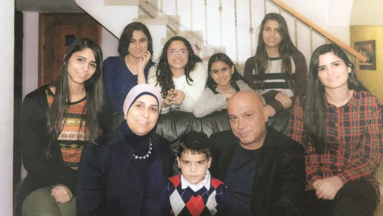 &ldquo;כולם גורמים לי אושר עצום&ldquo;. פריג' עם אשתו נהאיה וילדיהם. צילום פרטי