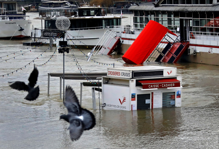 דוכן תיירות סמוך לנהר הסיין. צילום: רויטרס