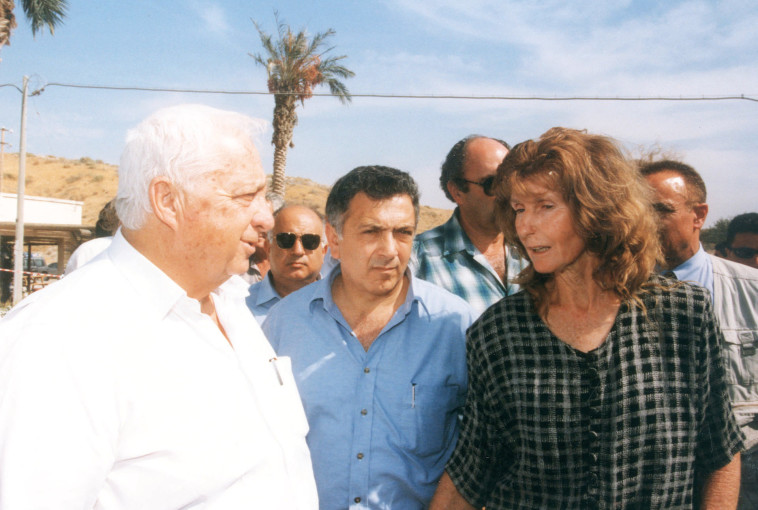 שנת 1997 אריק שרון ואורנה שמעוני סיור בצפון צילום חיים אזולאי. צלם : חיים אזולאי 