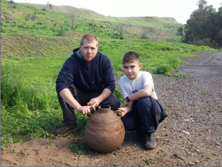 יותם אריאלי ודודו עידן אבידור עם הקנקן בשטח בו נחשף. צילום: שמואל ערמון