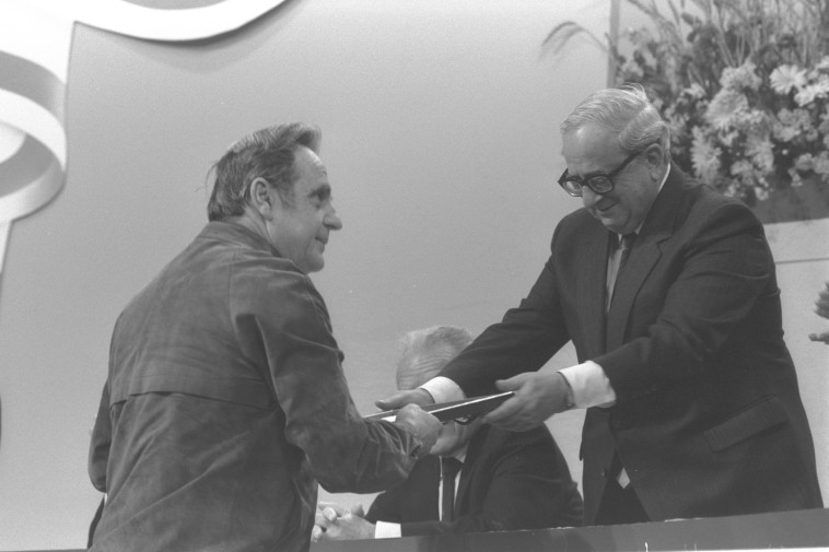 חיים גורי מקבל את פרס ישראל, 1988. צילום: יעקב סער, לע"מ חיים גורי מקבל את פרס ישראל, 1988. צילום: יעקב סער, לע"מ