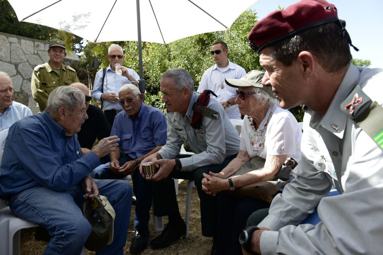 חיים גורי בטקס זיכרון לחללי דור תש"ח, עם הרמטכ"ל בני גנץ. צילום: דובר צה"ל חיים גורי בטקס זיכרון לחללי דור תש"ח, עם הרמטכ"ל בני גנץ. צילום: דובר צה"ל