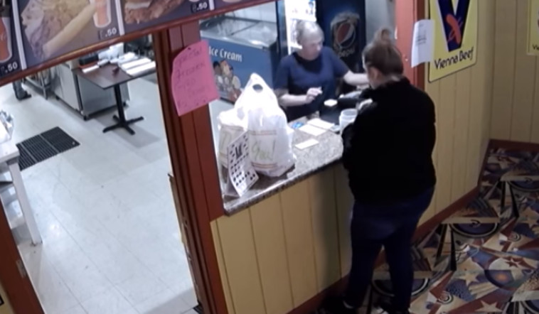 הלקוחה מקבלת את המשלוח הלא נכון. צילום מסך: יוטיוב