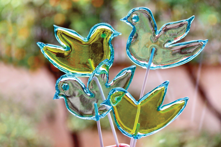 סוכריות מעוצבות בצורת יונים. צילום: פסקל פרץ-רובין