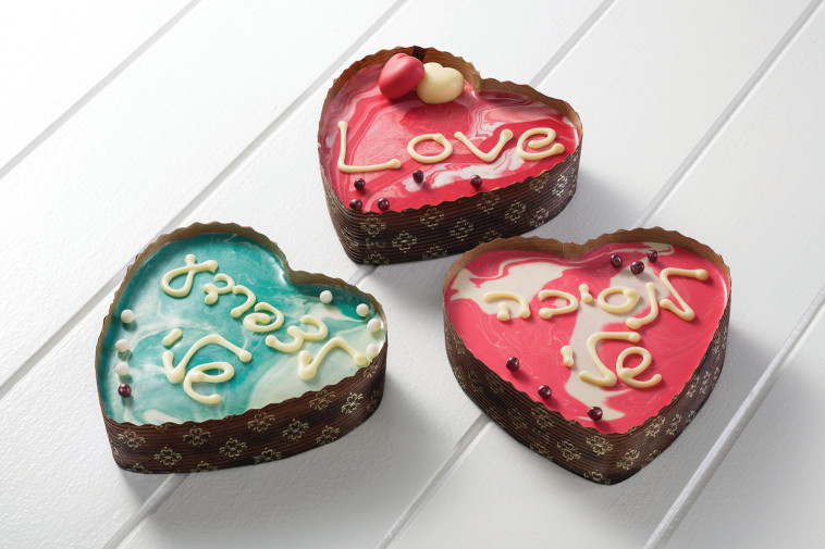 עוגת לב שוקולדית אישית, שיצרה הקונדיטורית מירי ארזי מבית &ldquo;מתוקה&quot;. צילום: יח&quot;צ