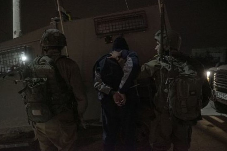 מעצר של אחד המבוקשים ע&quot;י כוחות צה&quot;ל. צילום: דובר צה&quot;ל