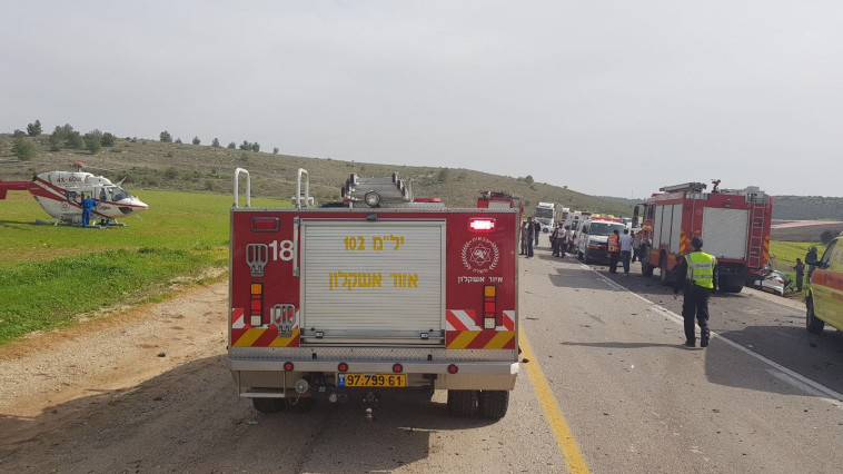 זירת התאונה סמוך לקריית גת. צילום: דוברות המשטרה