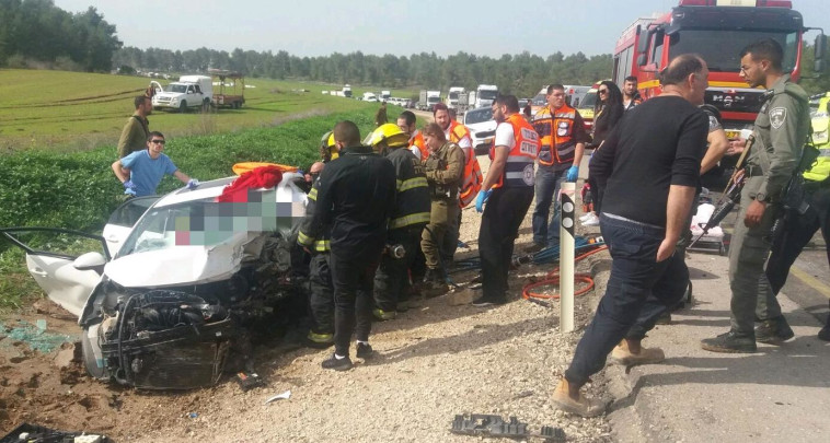 רכב מרוסק בזירת התאונה בכביש 35. צילום: דוברות מד&quot;א