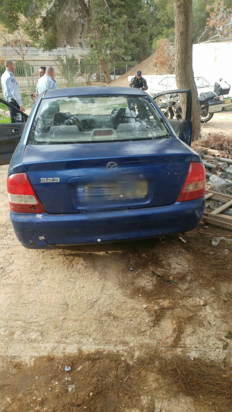 הרכב הנמלט. צילום: דוברות המשטרה