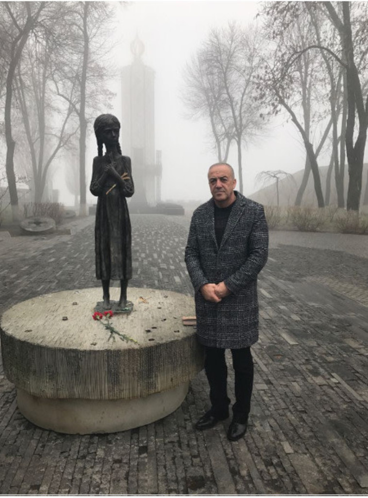 ח&quot;כ אכרם חסון באתר ההנצחה להולודור בקייב. צילום: איאד פרחאת