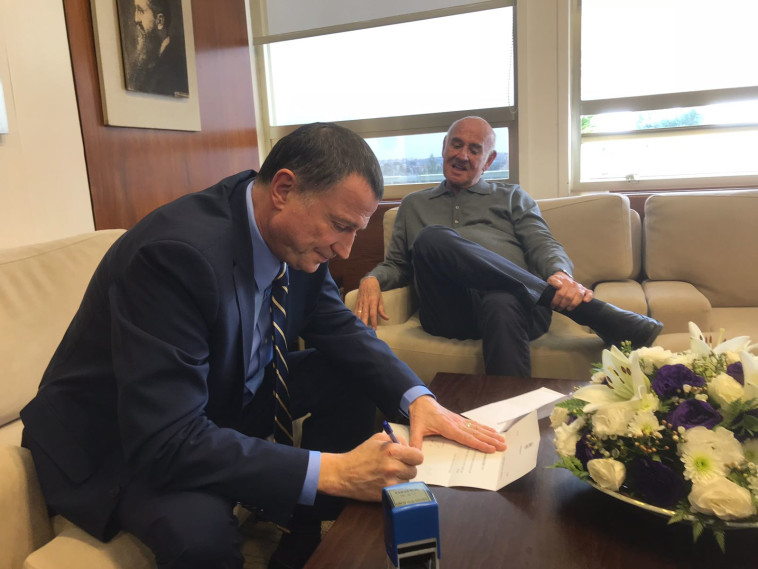 ח&quot;כ יעקב פרי מגיש את התפטרותו ליו&quot;ר הכנסת. קרדיט: ללא 