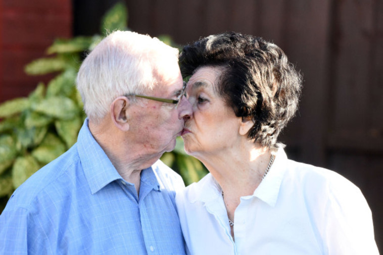 נפגשו שוב על כוס תה והתאהבו מחדש. צילום מסך