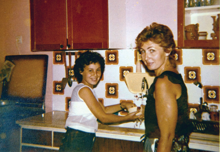  עם בתה ז'אנה בדירה הראשונה באשדוד