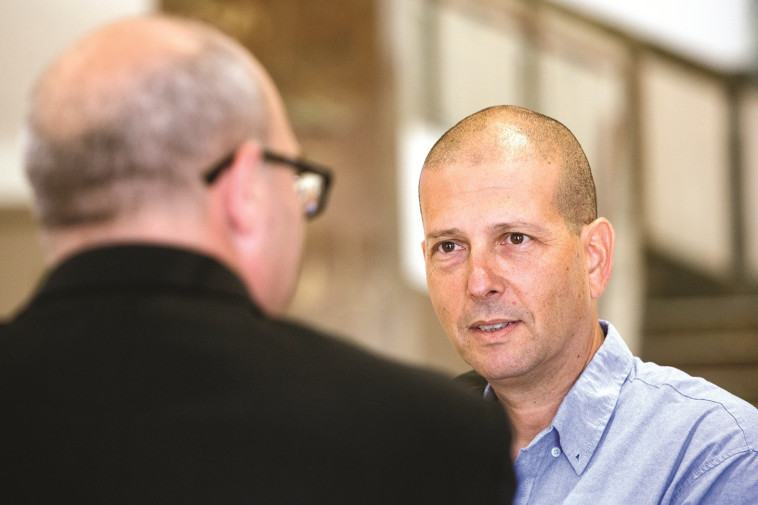 ניר. מערכת יחסים בלתי אפשרית. צילום: יונתן זינדל, פלאש 90