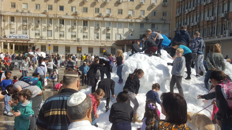 חגיגת השלג בפ"ת. צילום: אלון חכמון