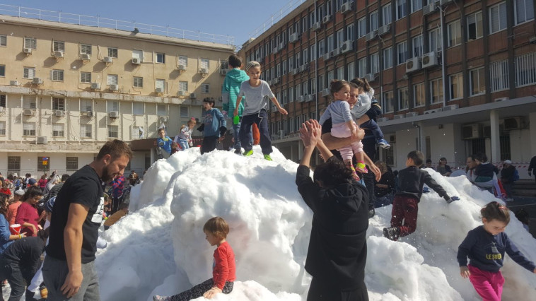 אלפי ילדים הגיעו לחגיגות. צילום: אלון חכמון אלפי ילדים הגיעו לחגיגות. צילום: אלון חכמון