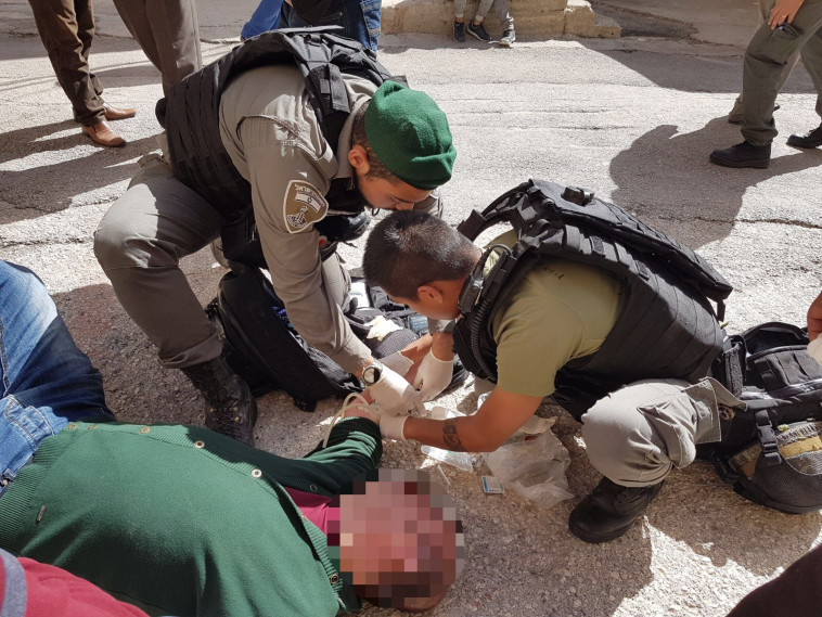 הטיפול בפלסטיני שהתמוטט ביציאה ממערת המכפלה. צילום: דוברות המשטרה הטיפול בפלסטיני שהתמוטט ביציאה ממערת המכפלה. צילום: דוברות המשטרה