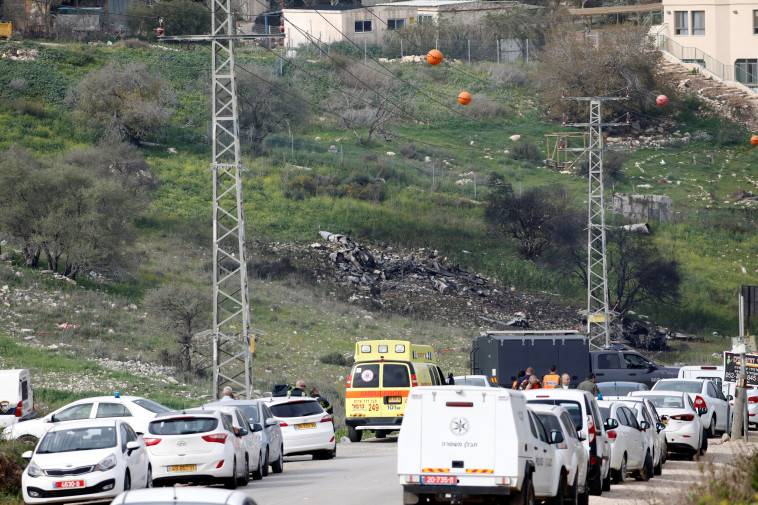 שרידי מטוס הקרב של צה"ל בשטח ישראל. צילום: רויטרס