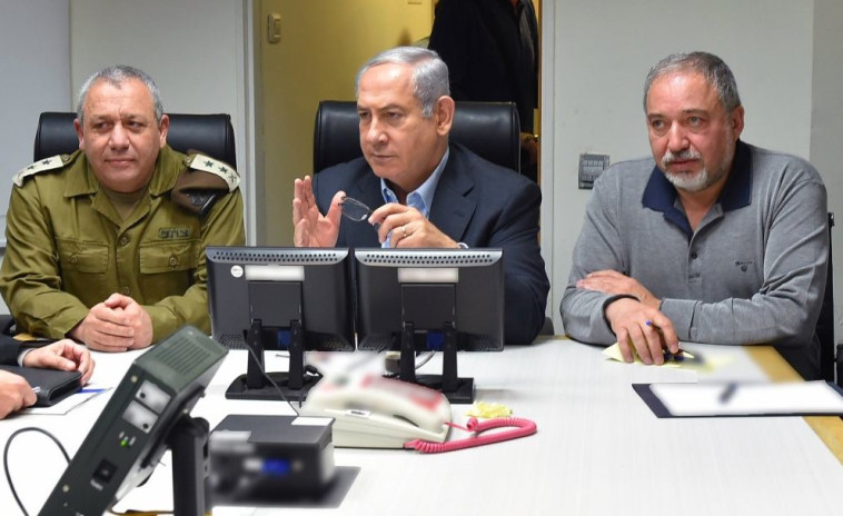 איזנקוט, נתניהו וליברמן אחרי הפלת מטוס ה-F-16. צילום: אריאל חרמוני, משרד הביטחון