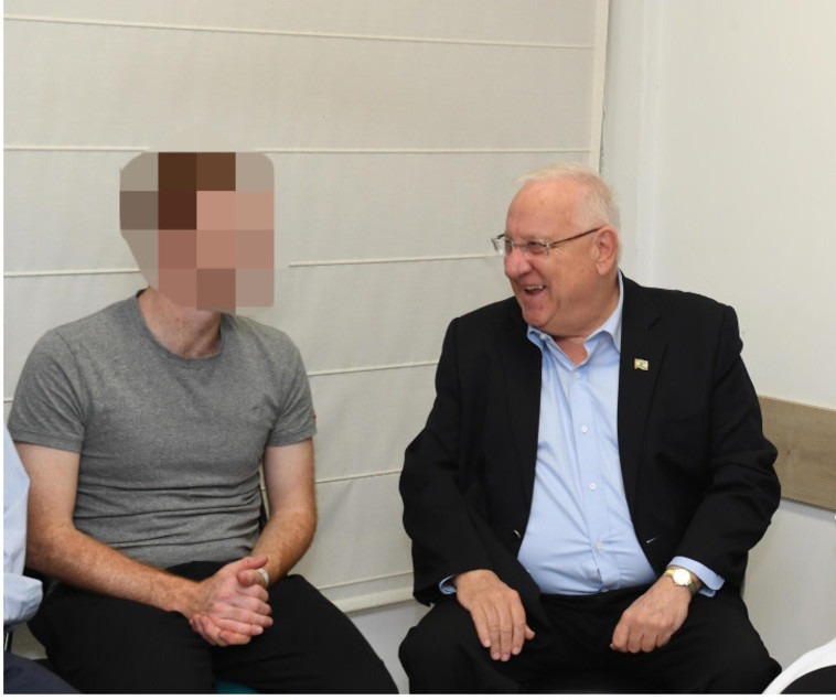 הנשיא עם הנווט הפצוע. צילום: מארק ניימן, לע&quot;מ