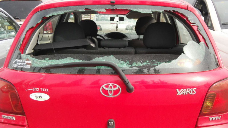 הנזק לרכב שהותקף באבנים בתקוע, צילום: קרני אלדד