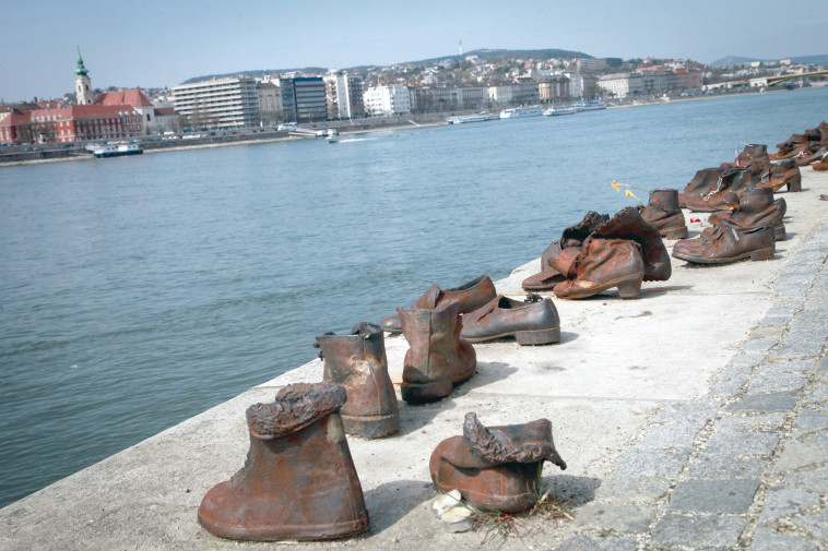 אנדרטת הנעליים. צילום: יצחק הררי, פלאש 90 