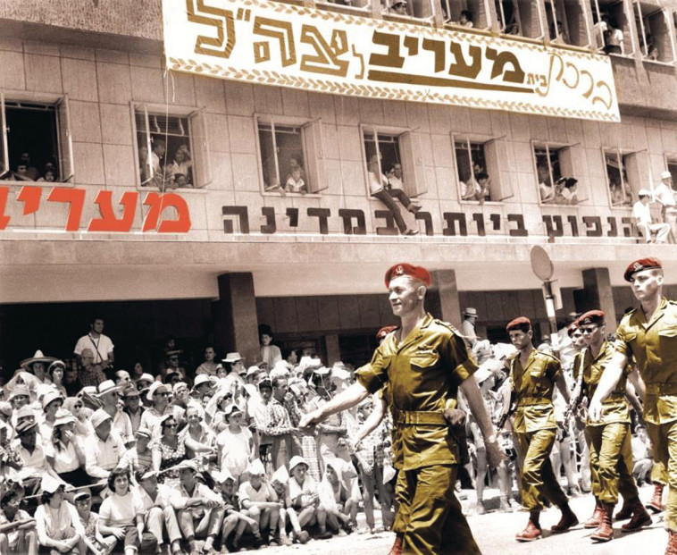מצעד צה&quot;ל מול בית &quot;מעריב&quot; ביום העצמאות 1959 צילום: ד. רוזנבלום