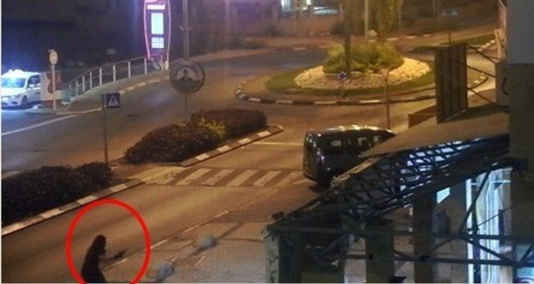 אחד החשודים אוחז באקדח. צילום: דוברות המשטרה