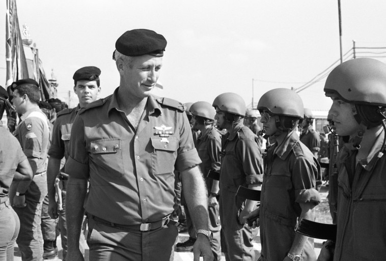 רובין עוזב את אוגדה 162, 1985. צילום: שמואל רחמני