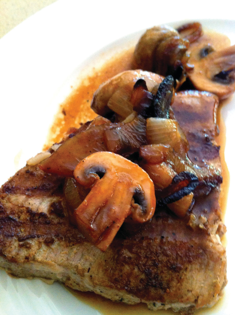 נתחי טונה ברוטב פטריות. צילום: פסקל פרץ רובין