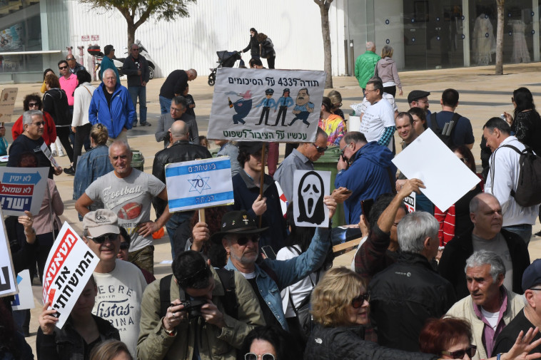 ההפגנה בכיכר הבימה. צילום: אבשלום ששוני