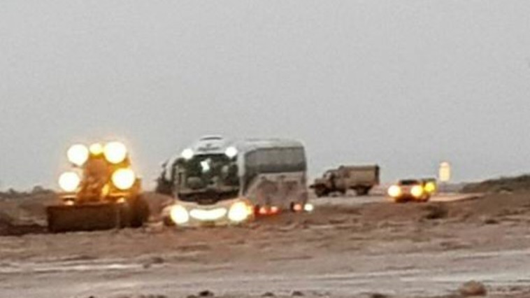 אוטובוס התיירים שנתקע בנחל צאלים. צילום: ניר ונגר, יחידת חילוץ עין גדי