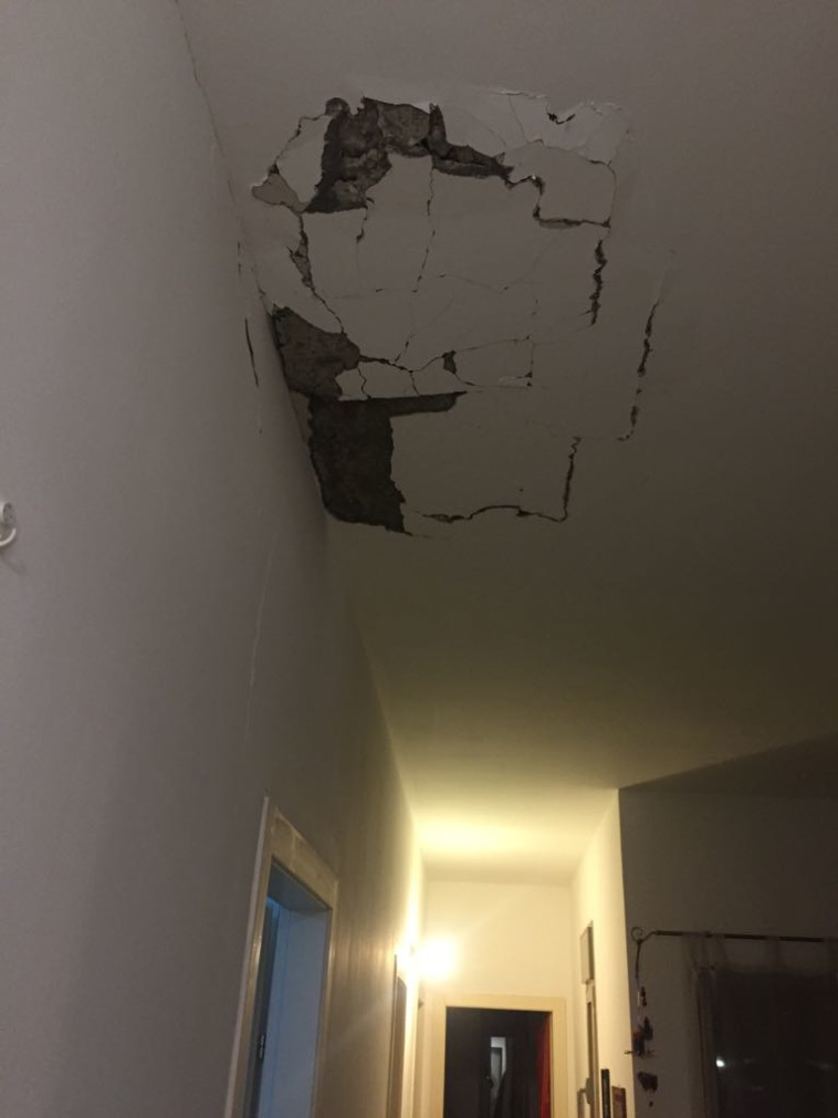 פגיעת הרקטה בבית בעוטף עזה. צילום: דוברות מועצה אזורית שער הנגב 