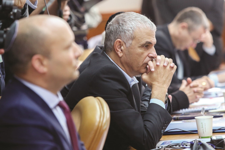 כחלון ובנט. עדיין מגבים את נתניהו. צילום: אלכס קולומויסקי, פלאש 90 כחלון ובנט. עדיין מגבים את נתניהו. צילום: אלכס קולומויסקי, פלאש 90