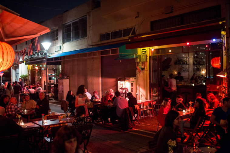 בסוף השיחה מגיעה לאוֹמנות. מסעדה בתל אביב. צילום: מרים אלסטר, פלאש 90