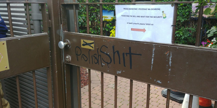 כתובות נאצה בכניסה לשגרירות פולין. צילום: דוברות המשטרה