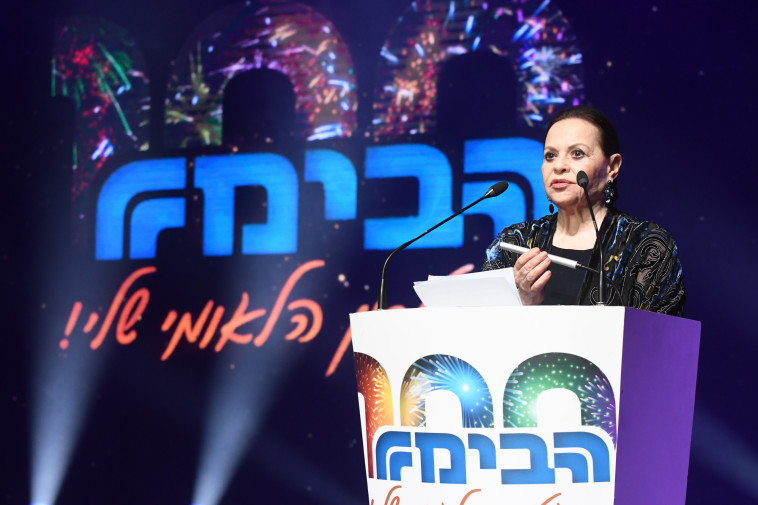 גילה אלמגור בטקס בהבימה. צילום: אבשלום ששוני