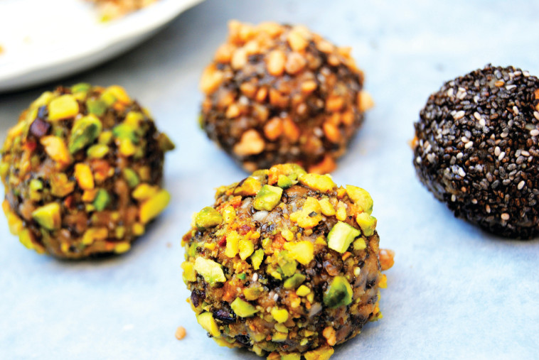 כדורי בריאות עם טחינה וצ'יה. צילום: פסקל פרץ רובין