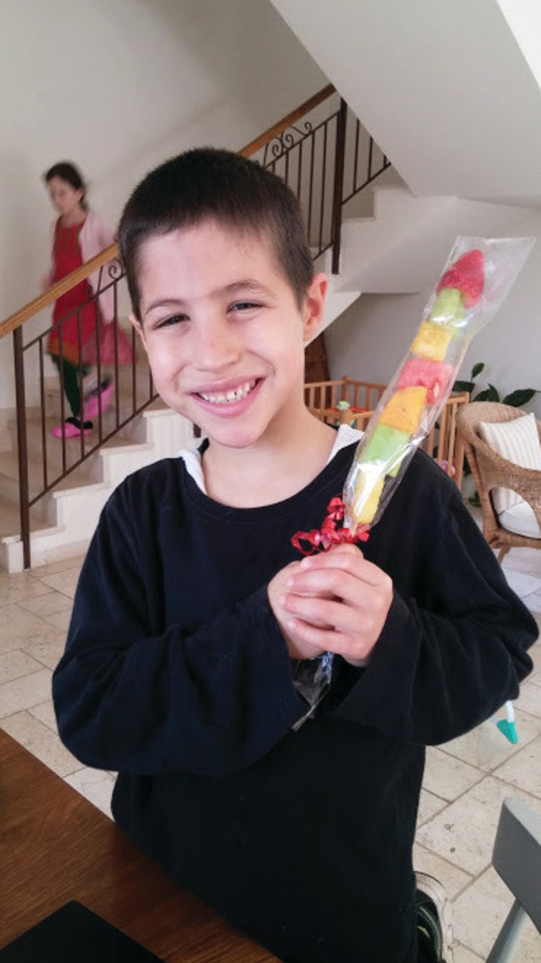 בנה של אורית הלר עם שיפוד פירות. קרדיט: צילום פרטי