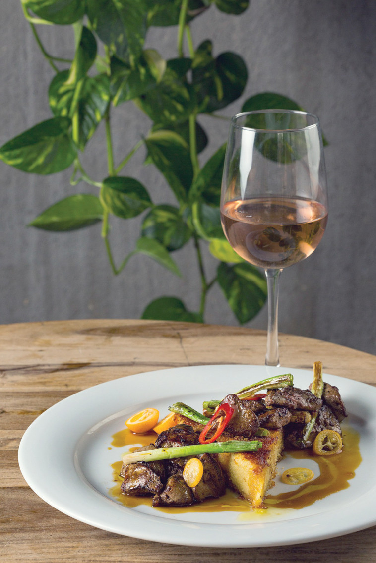 כבד עוף על עוגת סולת ב&quot;איטלקיה בפשפשים&quot;. צילום: דרור עינב