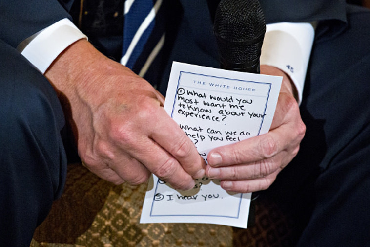 הפתק שהחזיק טראמפ. צילום: getty images