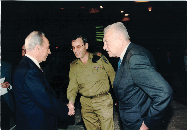 חפץ עם ויצמן ופרס. צילום: יעקב סער לע&quot;מ