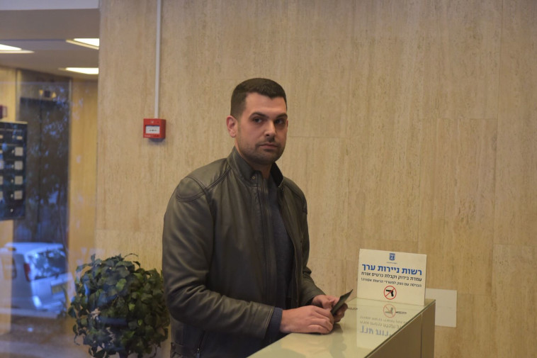 אבנר בורוכוב מגיע לני&quot;ע. צילום: אבשלום ששוני