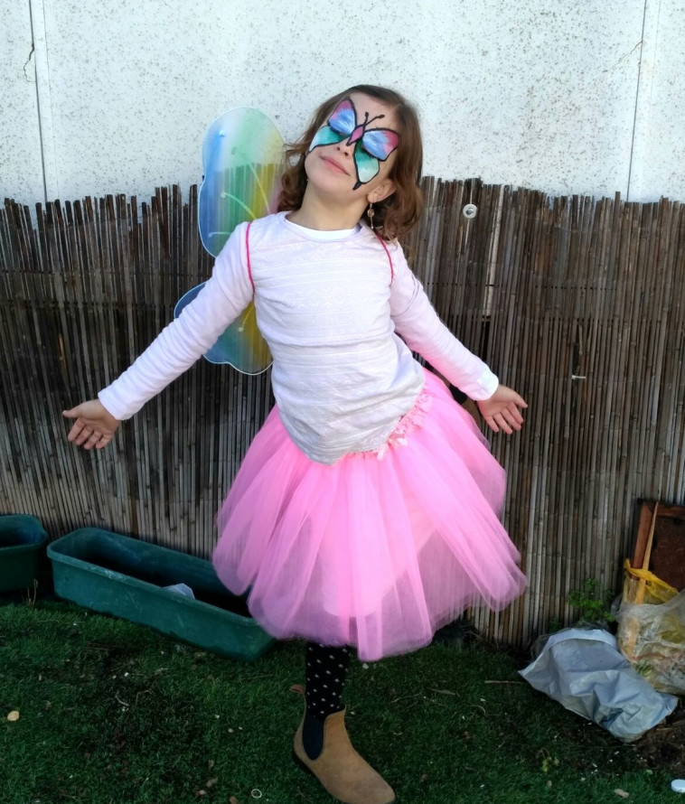 רחל הבר מחופשת לפרפר. קרדיט: מרים הבר