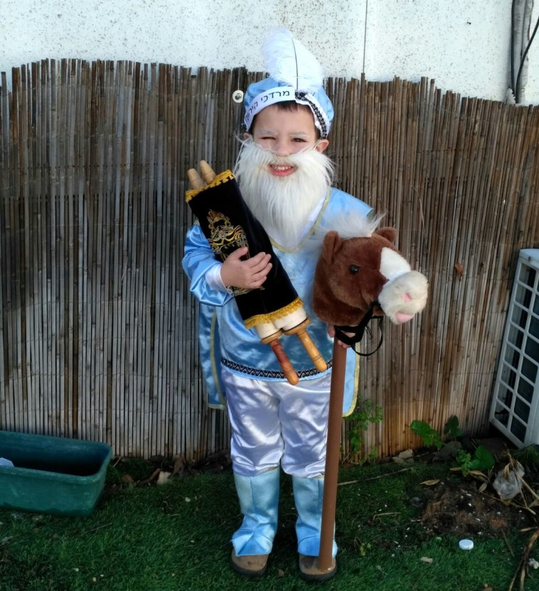 מתן הבר מחופש למרדכי היהודי. צילום: מרים הבר