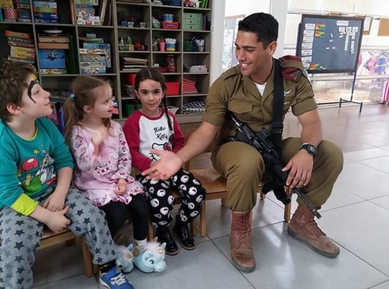 החיילים והילדים. קרדיט: מעגל נשים גני תקווה