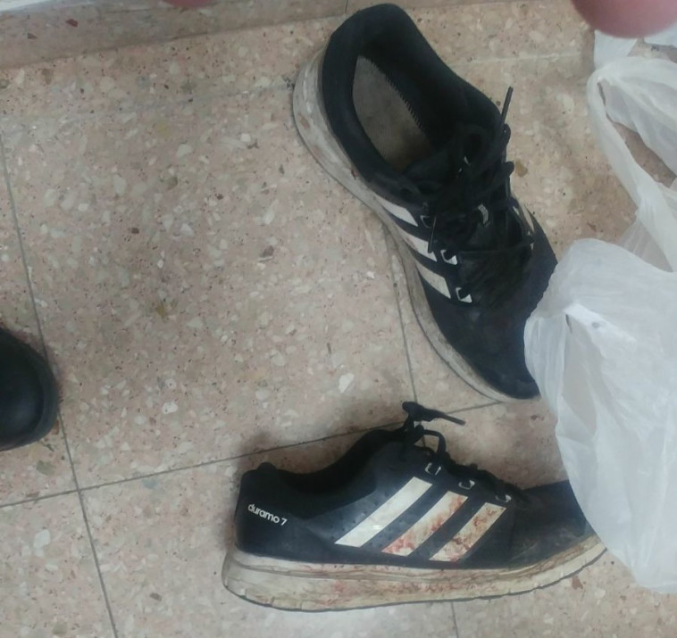 דם על נעלי החשוד. צילום: דוברות המשטרה